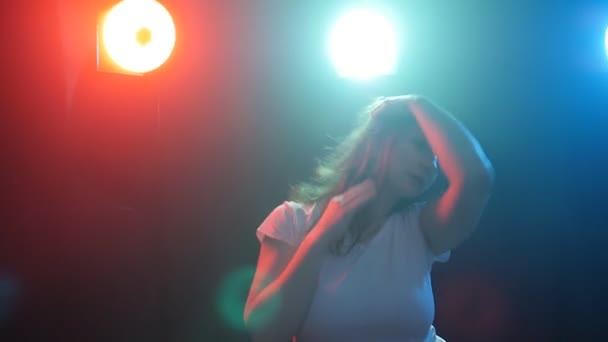 Chica joven bailando en luz de color — Vídeos de Stock