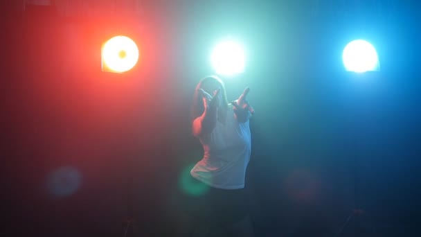 Девушка танцует в цветном свете — стоковое видео