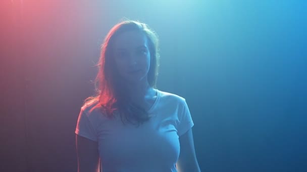 Jong meisje dansen in de kleur licht — Stockvideo