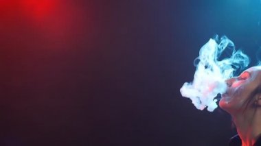 Gece hayatı kavramı. Elektronik Sigara Buhar olan kadın
