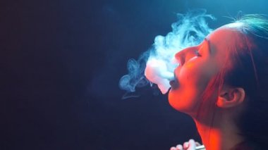 Gece hayatı kavramı. Elektronik Sigara Buhar olan kadın