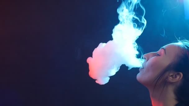 Conceito de vida nocturna. Jovem com vapor de cigarro eletrônico — Vídeo de Stock