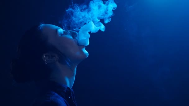 ナイトライフのコンセプトです。電子タバコから蒸気を持つ若い女性 — ストック動画