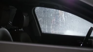 Adam araba yüksek basınçlı su ile yıkar