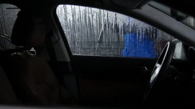 Adam araba yüksek basınçlı su ile yıkar