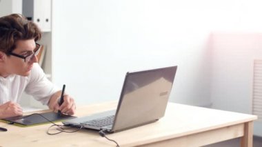 Office iş kavramı. Grafik tasarımcı dizüstü ve tablet ile masa başında oturan