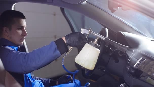 Vnitřní čištění koncepce vozu. Muž čistí auto s chemikáliemi — Stock video