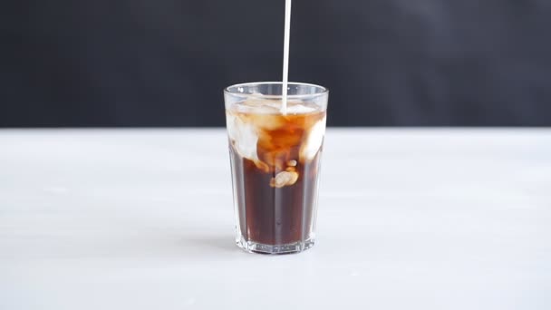 Krim dituangkan ke dalam koktail kopi es — Stok Video