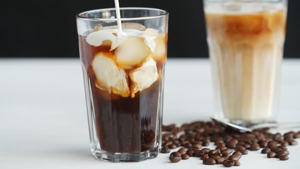Buzlu kahve kokteyl dökülür krem — Stok video