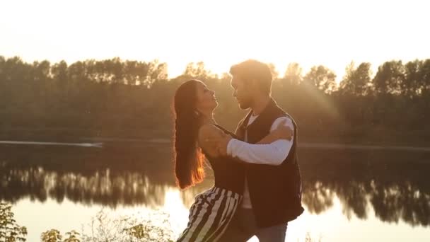 Concept d'amour et de relations. Jeune couple dansant au coucher du soleil — Video