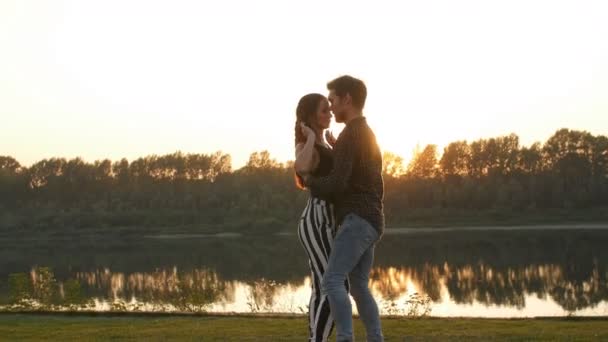 Concepto de amor y relaciones. Pareja joven bailando al atardecer — Vídeo de stock