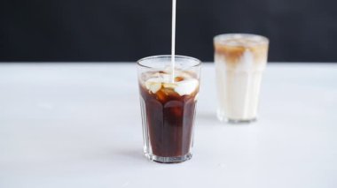 Kahve ve kokteyller kavramı. Buzlu kahve krem dökülür