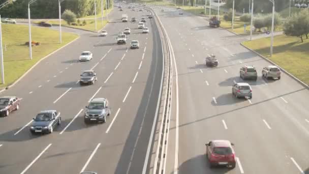 Begrip "vervoer". Autoverkeer in de stad. Time-lapse schot — Stockvideo