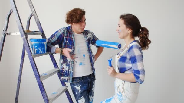 Young family concept. Young couple having fun while renovating their apartment — Stock Footage Young family concept. Young couple having fun while renovating their apartment Stock Video
