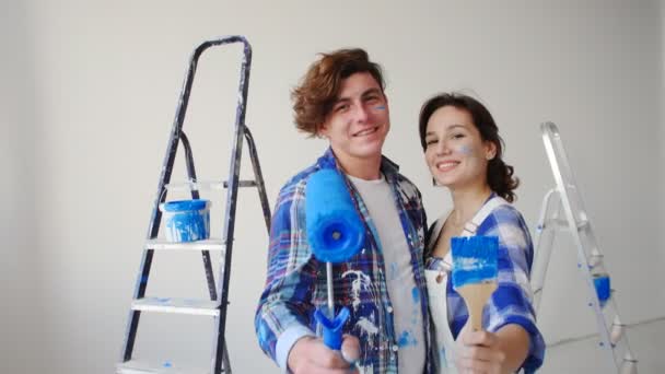 Young family concept. Young couple having fun while renovating their apartment — Stock Footage Young family concept. Young couple having fun while renovating their apartment Stock Video