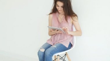 İnsanlar, teknoloji ve iç kavramı. Tablet bilgisayar kullanan mutlu genç kadın