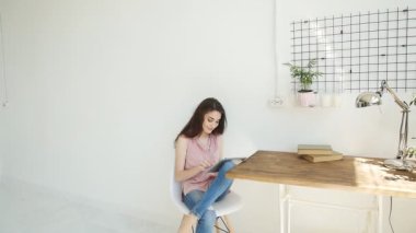 İnsanlar, teknoloji ve iç kavramı. Tablet bilgisayar kullanan mutlu genç kadın