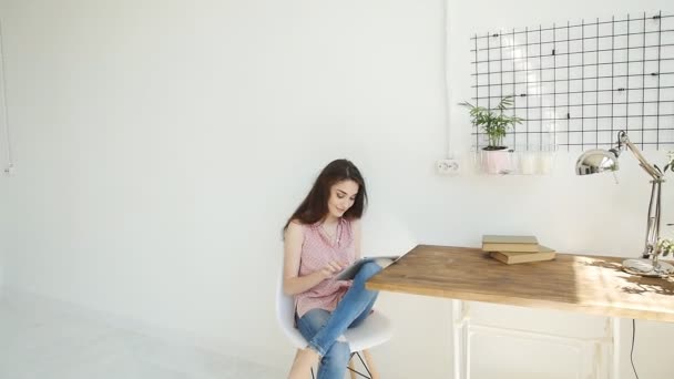 Pessoas, tecnologia e conceito de interiores. Jovem feliz usando computador tablet — Vídeo de Stock