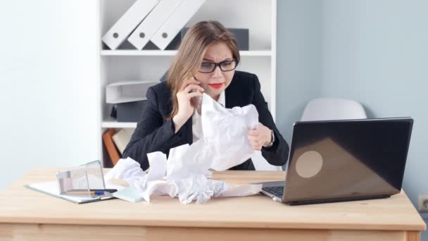 Stress au travail concept. Jeune femme d'affaires en colère dans le bureau crie au téléphone — Video