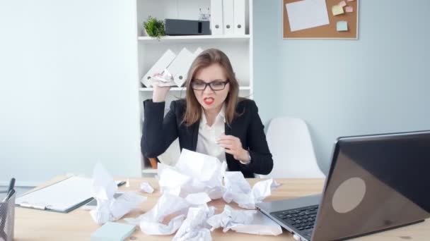 Estresse no conceito de trabalho. Jovem empresária irritada mulher no escritório grita para o telefone — Vídeo de Stock