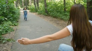 Aile kavramı. Şirin bebek kız çalışan anneler kucaklama Park için