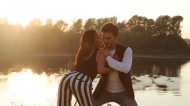 Gün batımında iki sevgili dansçılar. Ve Sosyal Latin dansları kavramı