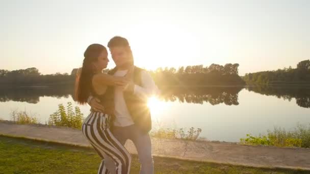 Dos bailarines amantes al atardecer. Concepto de bailes latinos y sociales — Vídeos de Stock