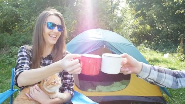 Pareja joven feliz cerca de la tienda de campaña en verano en el bosque natural — Vídeo de stock