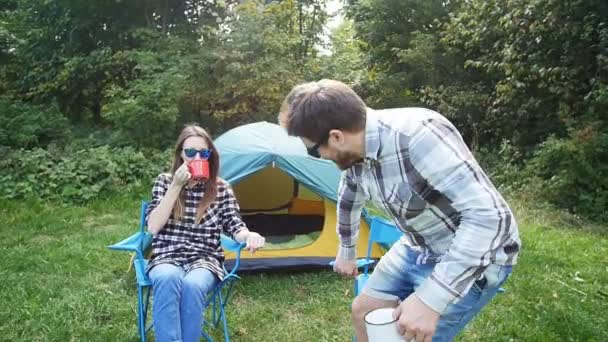 Szczęśliwa Młoda para w pobliżu camping namiot w lato natura Las — Wideo stockowe