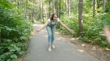 Aile kavramı. Genç mutlu anne kızını parkta sarılma