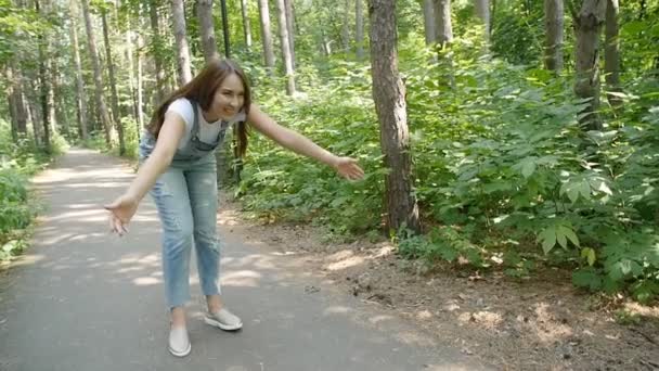 Familie concept. Jonge gelukkige moeder die haar dochter knuffelen in het park — Stockvideo