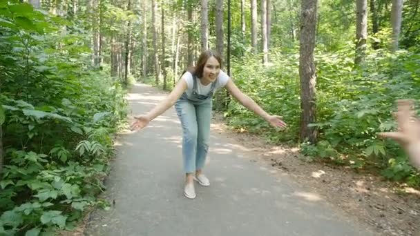 Familie concept. Jonge gelukkige moeder die haar dochter knuffelen in het park — Stockvideo