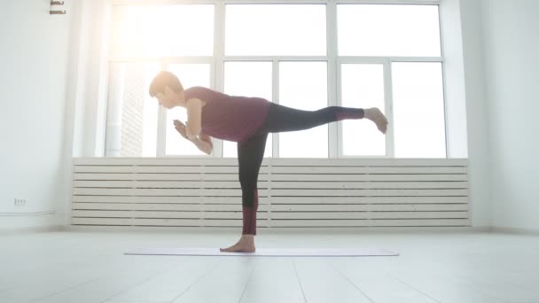 Donna di mezza età che fa yoga in interni bianchi a casa — Video Stock