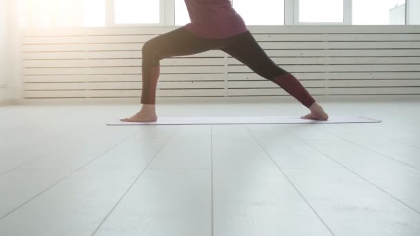 Kobieta w średnim wieku robi joga w białe wnętrza w domu — Wideo stockowe