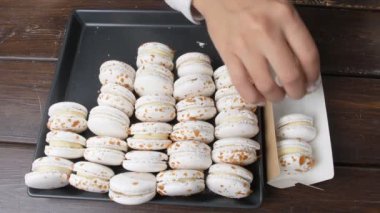 Lezzetli macarons bir şekerci dükkânı kutusunda paketlenmiştir