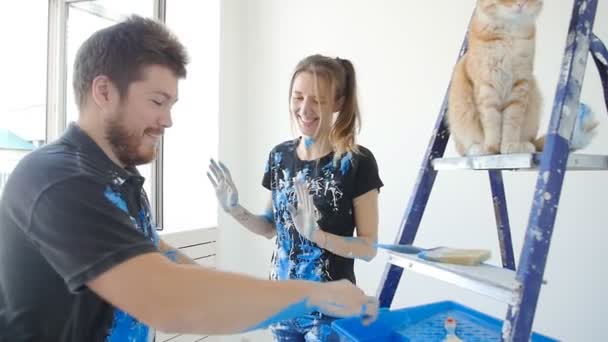 Reparação, construção e novo conceito de casa. feliz jovem casal com gato pintura plana — Vídeo de Stock