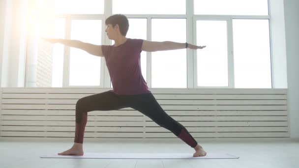 Yogi Mittleren Alters Attraktive Frau Praktiziert Yoga — Stockvideo