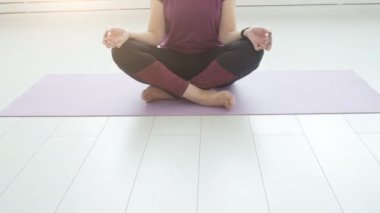 Yogi çekici kadın pratik yoga kapalı orta yaşlı