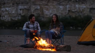 Seyahat ve aşk kavramı. Şömine Camp yakınındaki genç güzel çift