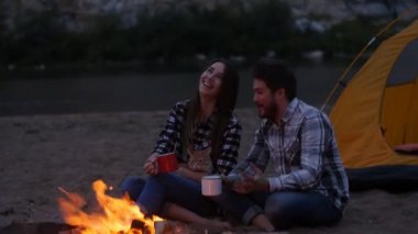 Seyahat ve aşk kavramı. Şömine Camp yakınındaki genç güzel çift