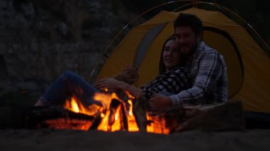 Seyahat ve aşk kavramı. Şömine Camp yakınındaki genç güzel çift