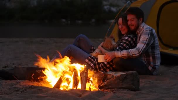 Concept voyage et amour. Jeune beau couple près de la cheminée sur le camp — Video