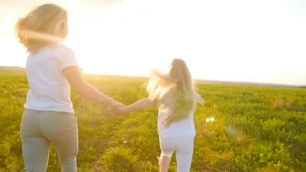 Concept de famille et de maternité. Mère et enfant heureux courent sur le terrain — Video