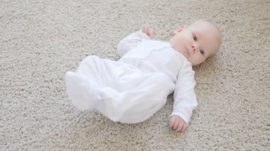 Bej halı üzerinde yalan şirin komik bebek