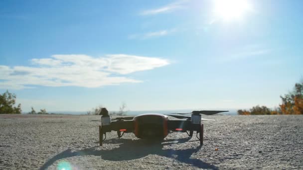 Drone personal despega de tierra y vuela. Concepto de fotografía aérea — Vídeos de Stock