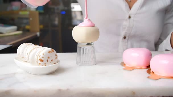 Cocina, hornear, confitería y concepto de alimentos - Pastelero vierte esmalte en la torta — Vídeo de stock