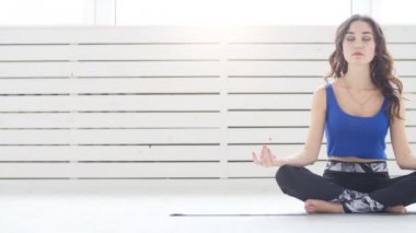 Yoga ve ev egzersiz programı kavramı. Genç kadın ise pratik yoga meditasyon