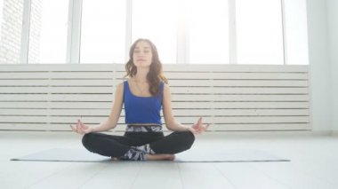 Yoga ve ev egzersiz programı kavramı. Genç kadın kapalı yoga pratik meditasyon