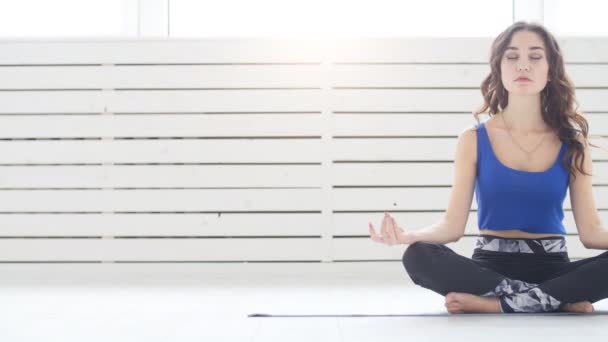 Concepto Yoga Entrenamientos Casa Mujer Joven Medita Mientras Practica Yoga — Vídeos de Stock