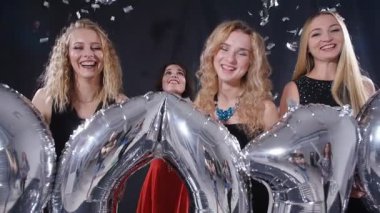 Mutlu yeni yıl kavramı. Grup Genç kadını eğleniyor ve daha büyük sayılar 2019 holding